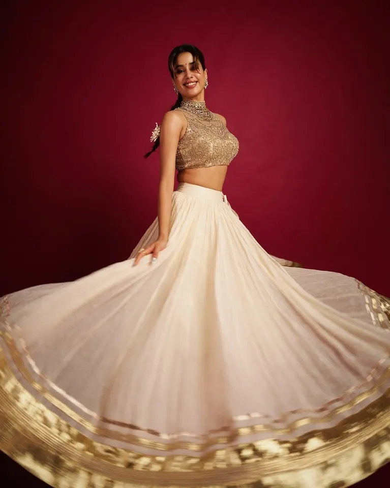 Janhvi Kapoor traditional pic three