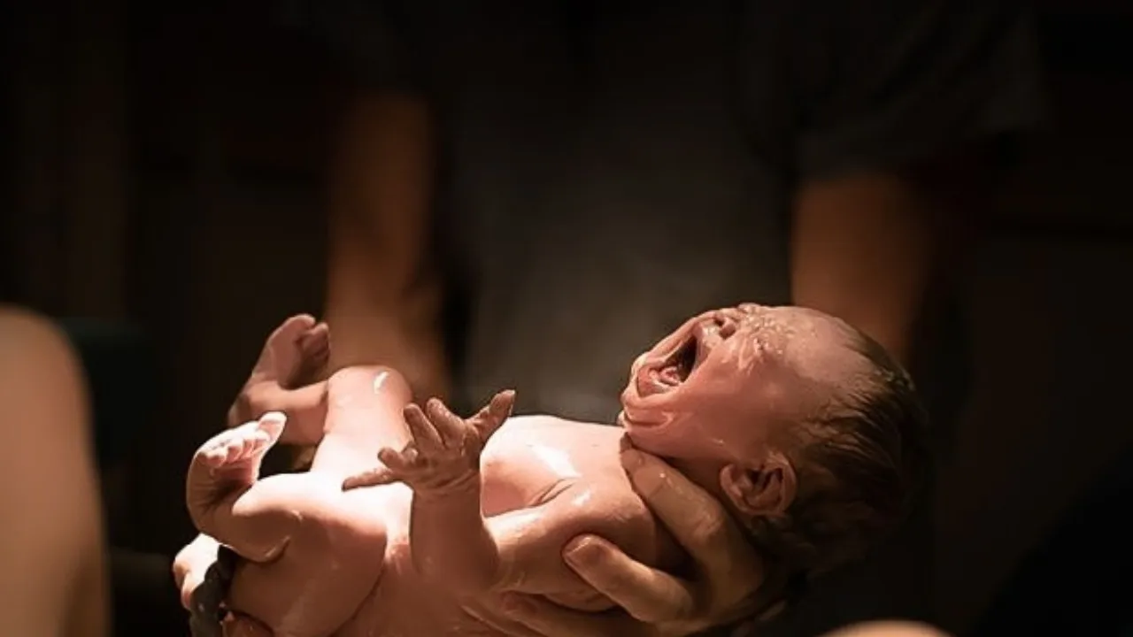 Husband helps wife deliver baby at home in Tamilnadu
