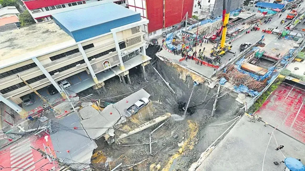 Shocking scene... a 50-meter hole...