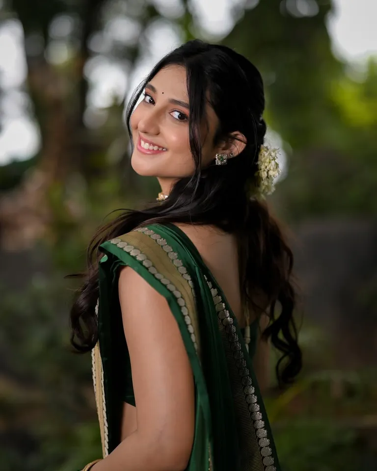 Ritika green saree pic five