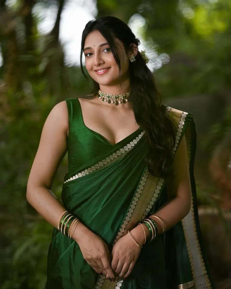 Ritika green saree pic six