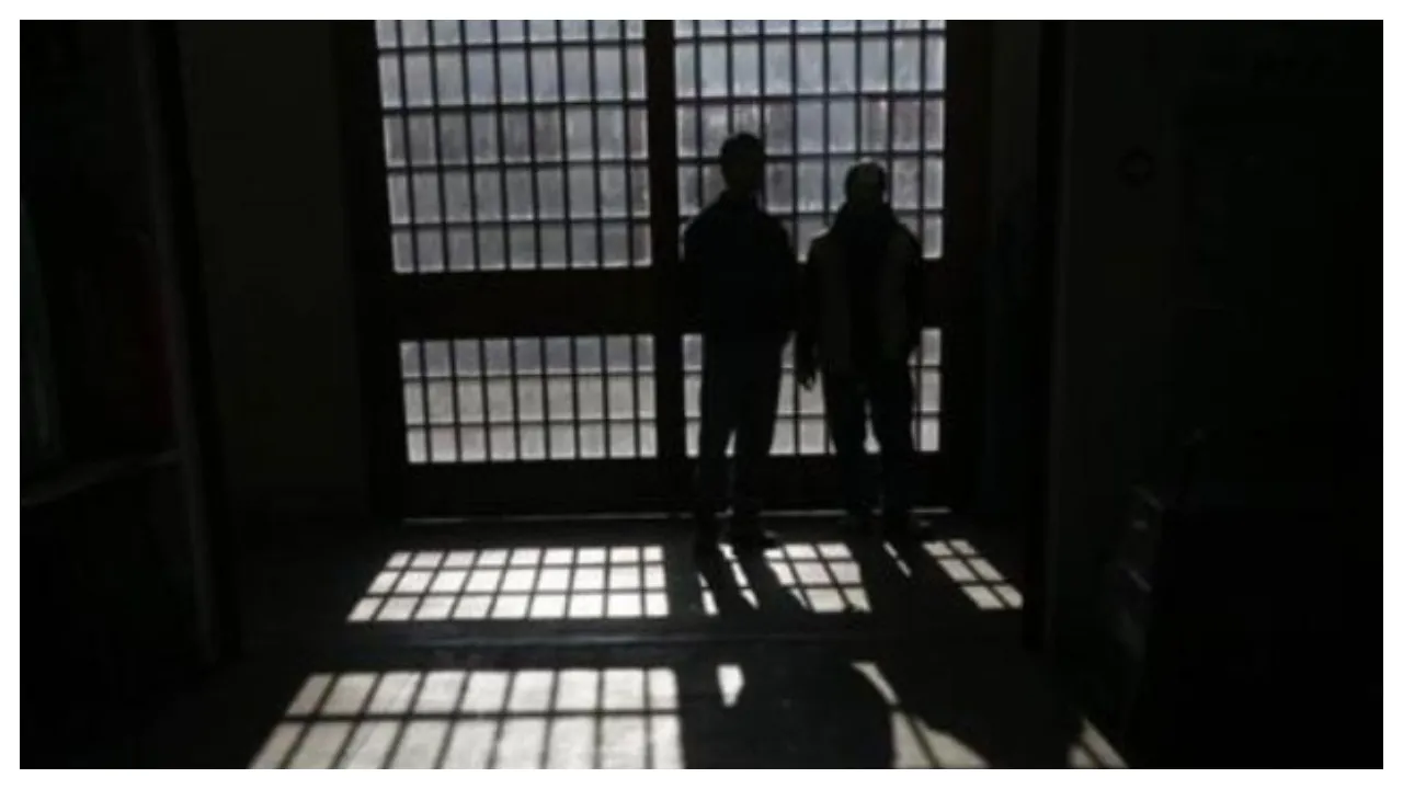 Dasara 2025: Dussehra celebrations in jail.. Two prisoners jump