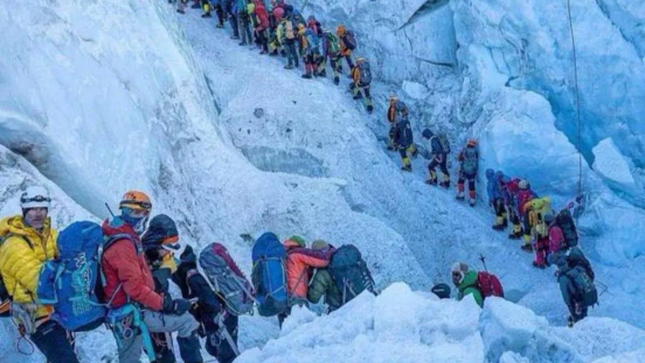 blizzard hits Mount Everest