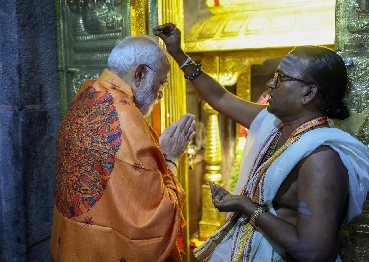 modi pic six