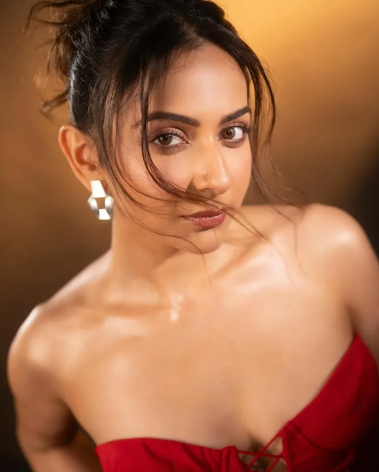 Rakul in red pic seven