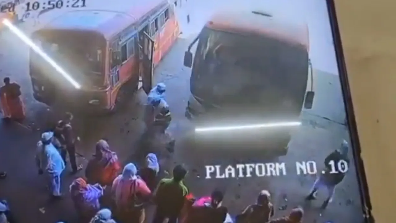 a boy dies after Bus rams into passengers in Maharashtra