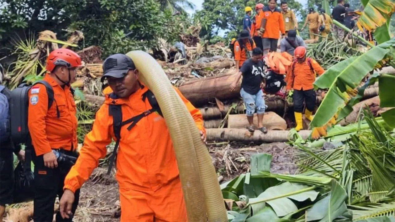 Heavy Floods in indonasia, 16 killed