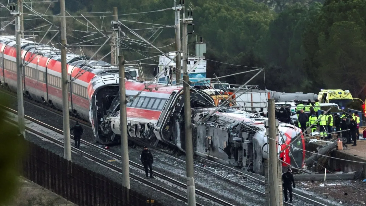 Spain train crash, At least 39 dead