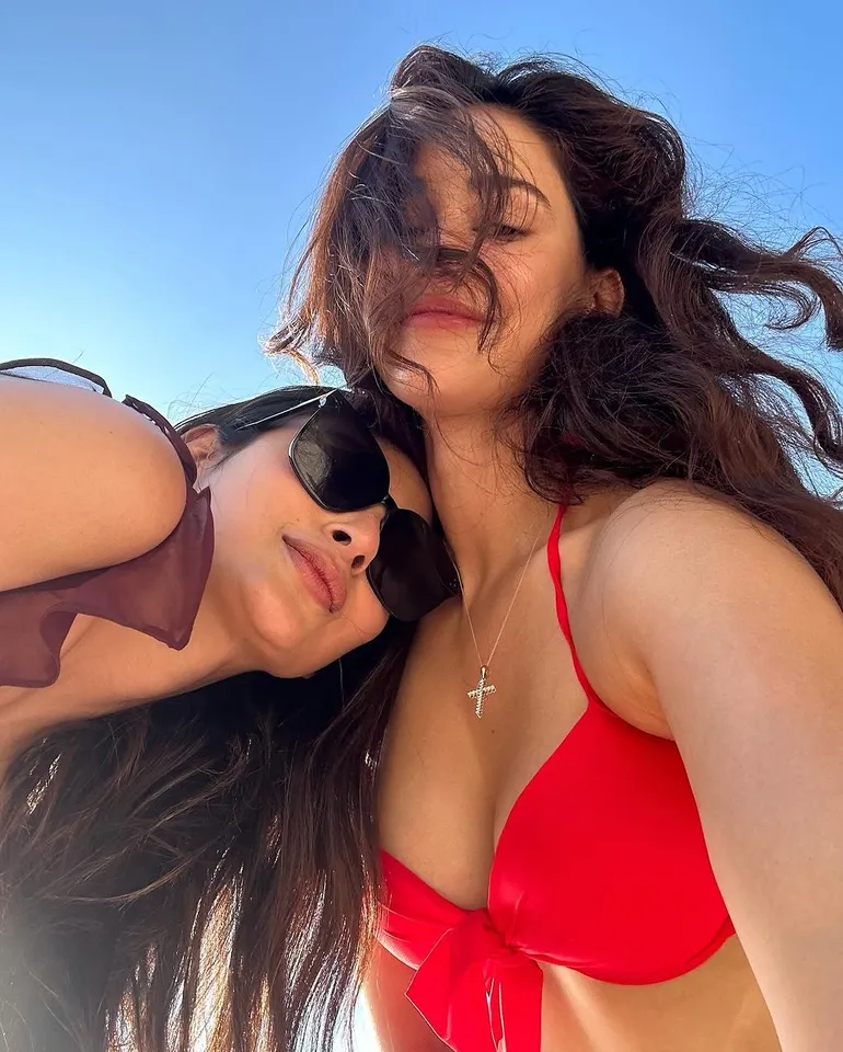 disha patani  Mouni Roy 6