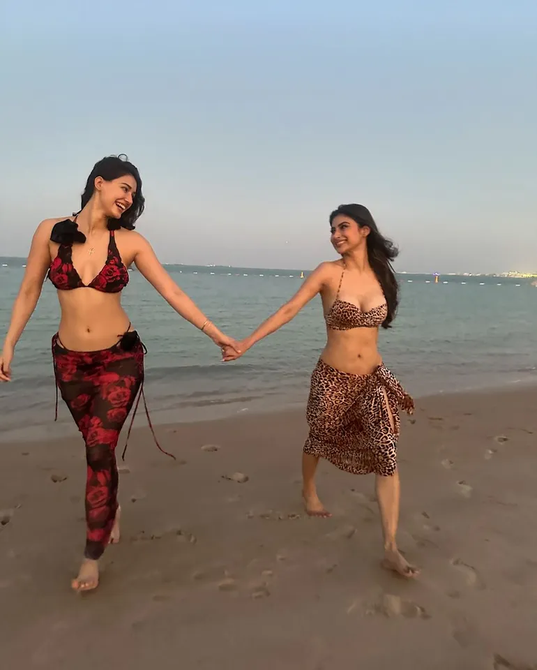 disha patani  Mouni Roy 8