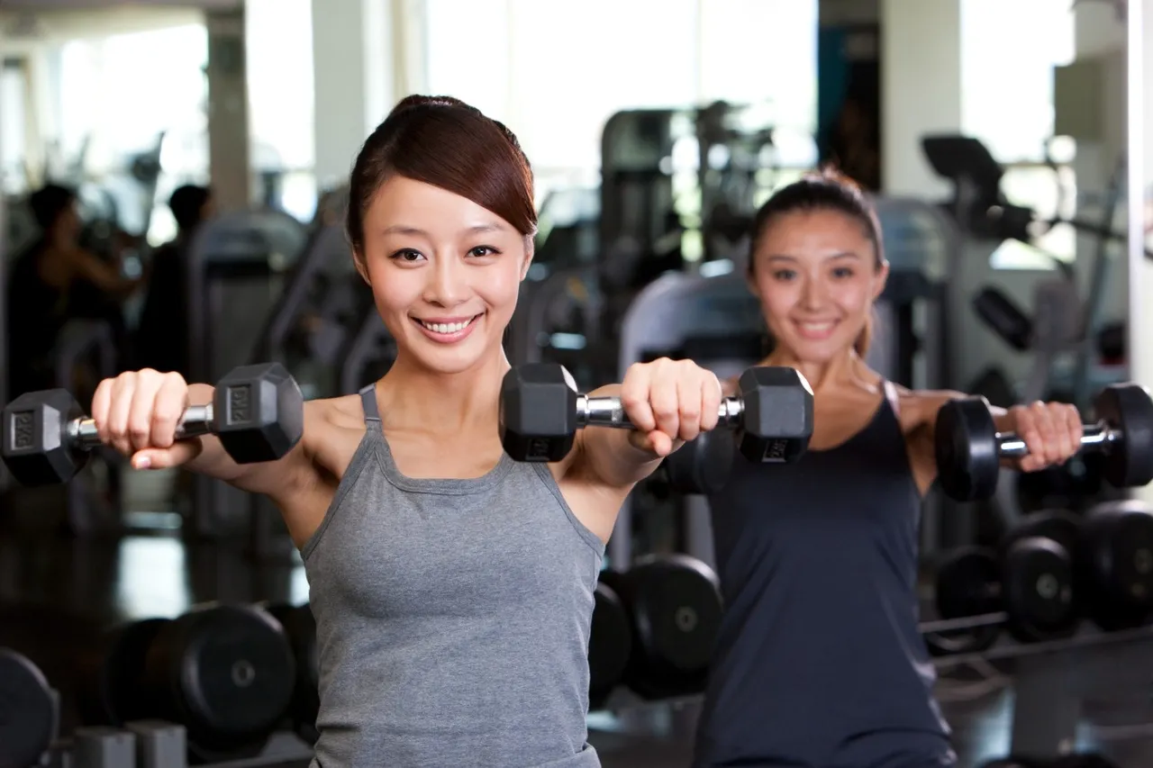 young-women-lifting-weights-2023-11-27-05-34-18-utc (1)