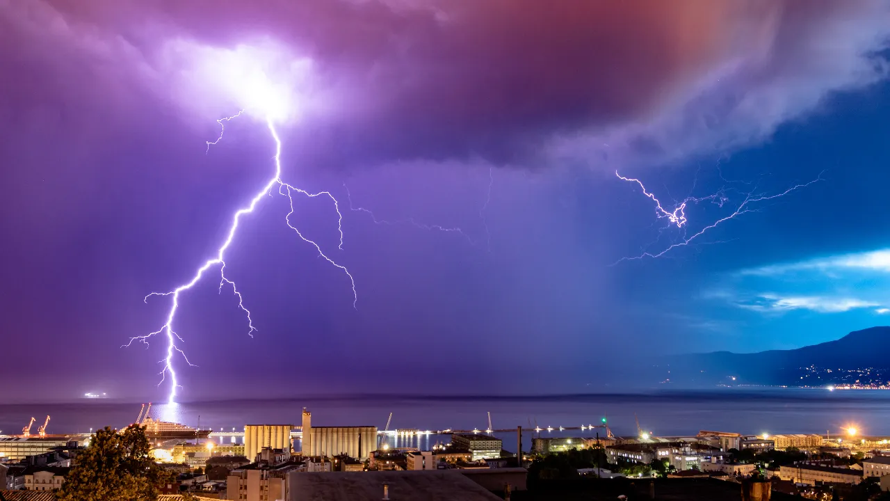 thunders