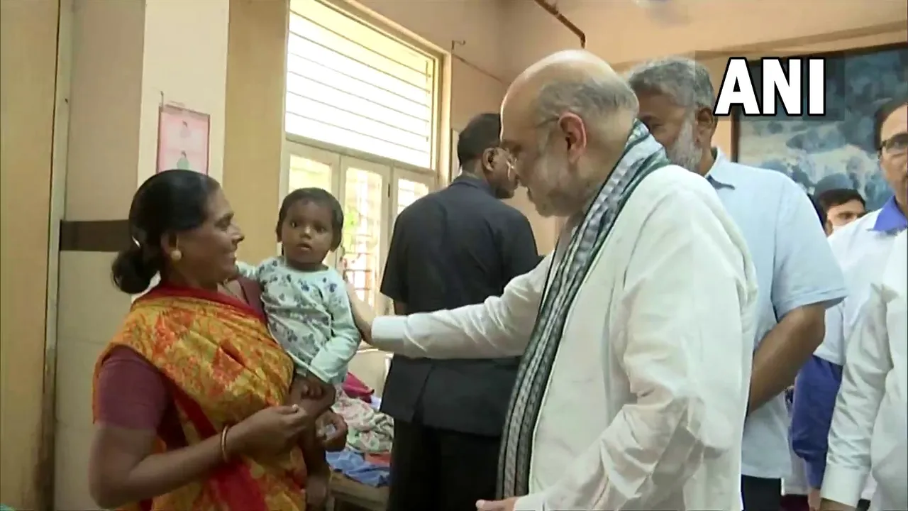 గుజరాత్‎లో తుపాను ప్రభావిత ప్రాంతాల్లో కేంద్రహోంమంత్రి అమిత్ షా పర్యటన..!!