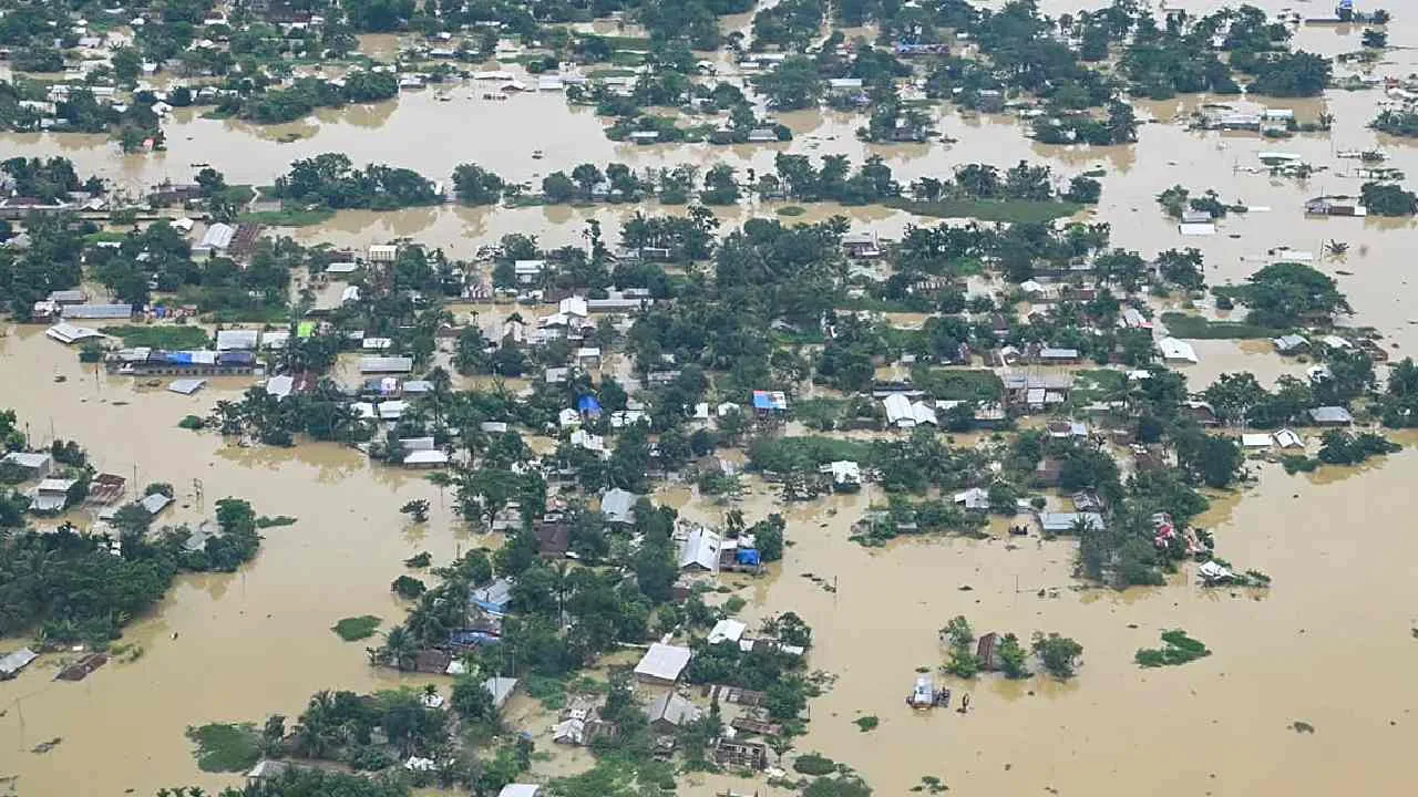 అసోంను వణికిస్తున్న వరదలు