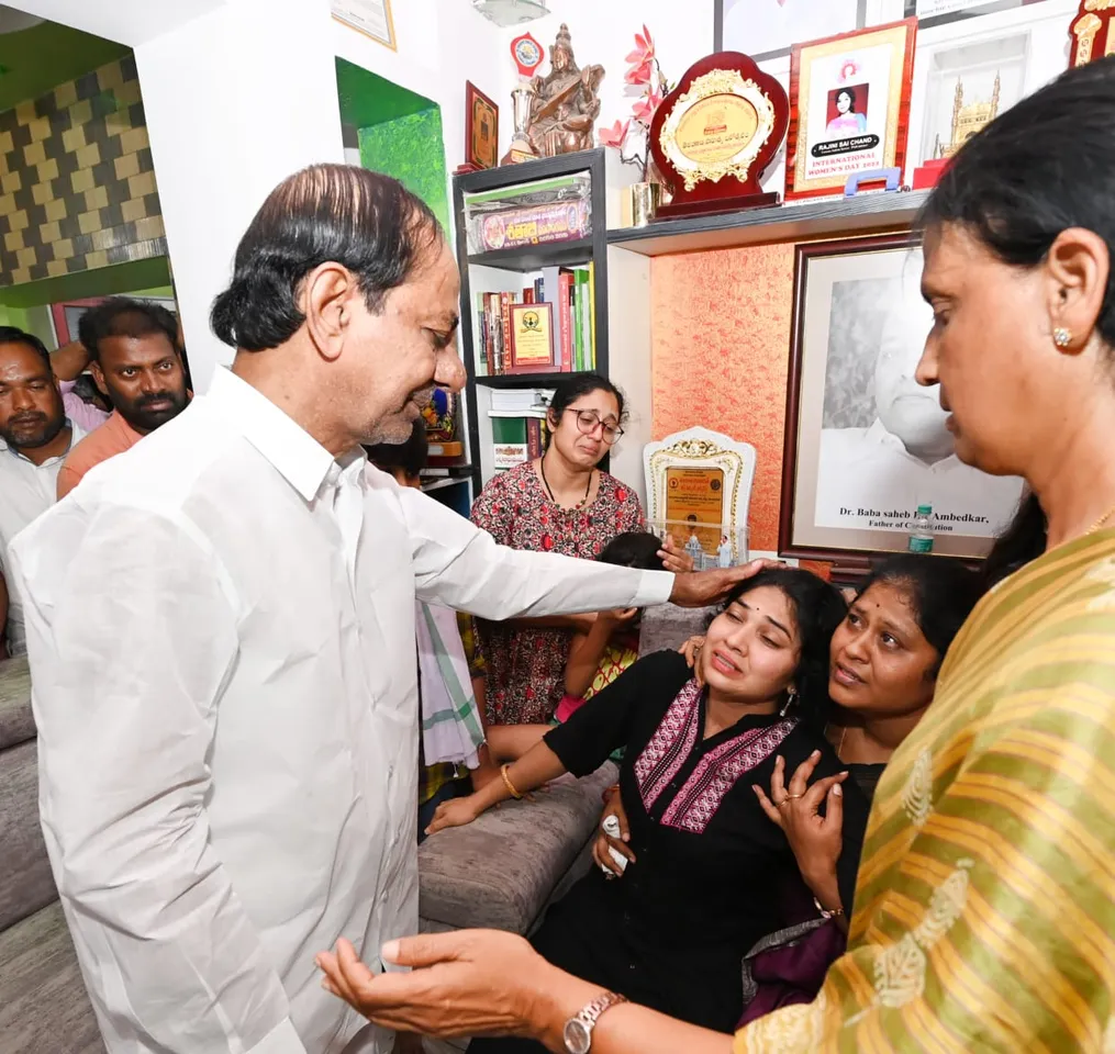 సాయిచంద్ భౌతికకాయానికి కేసీఆర్ నివాళి.. కన్నీటిపర్యంతం