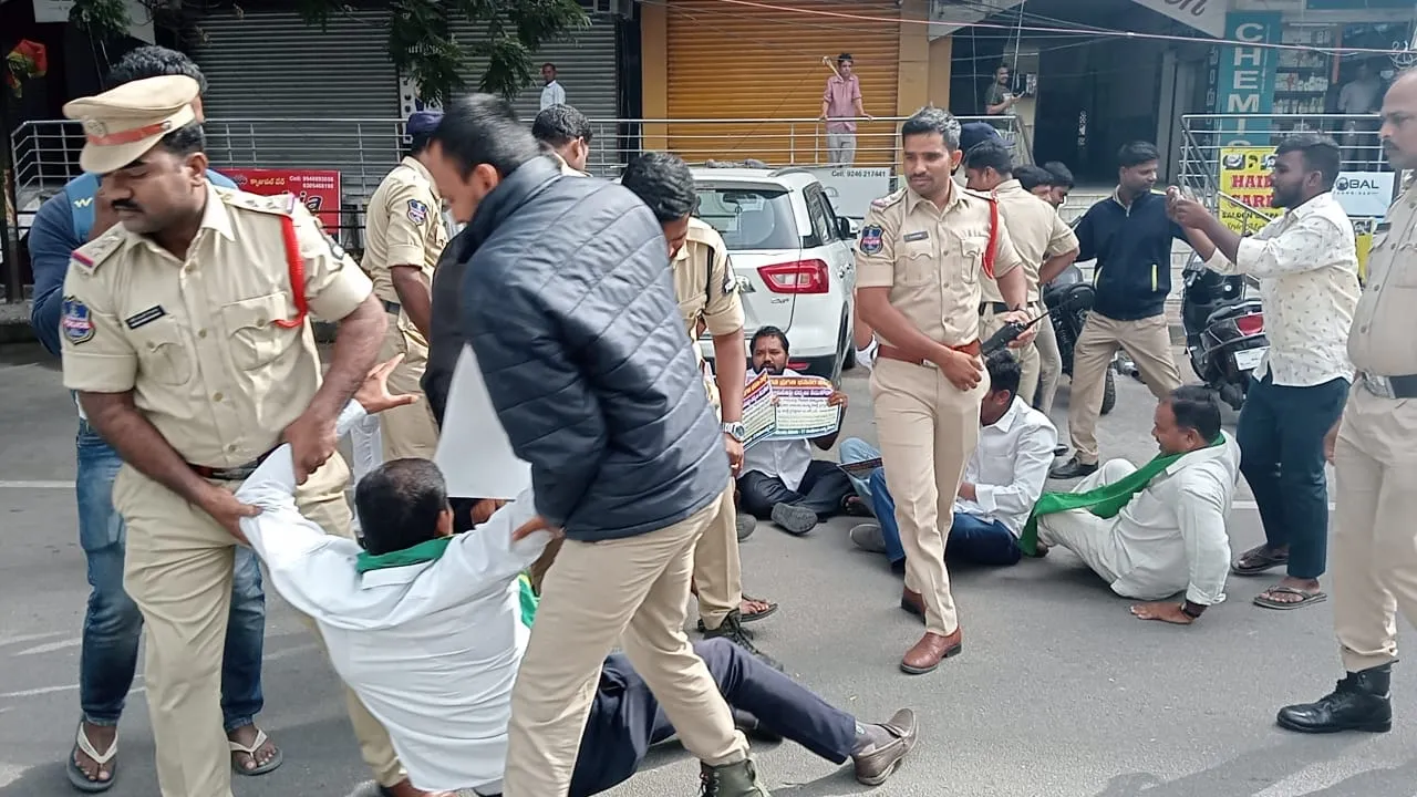 హెల్త్ డైరెక్టర్ శ్రీనివాసరావు అవినీతిపై చర్యలు తీసుకోవాలి