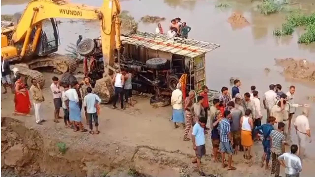 ఘోరప్రమాదం..నదిలో పడిన మినీ ట్రక్.. 12 మంది మృతి