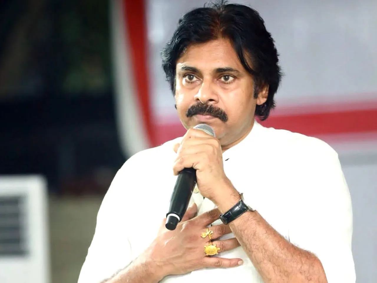 చేతులెత్తి మొక్కుతున్నా...ఒక్కసారి గెలిపించండి ప్లీజ్..!!