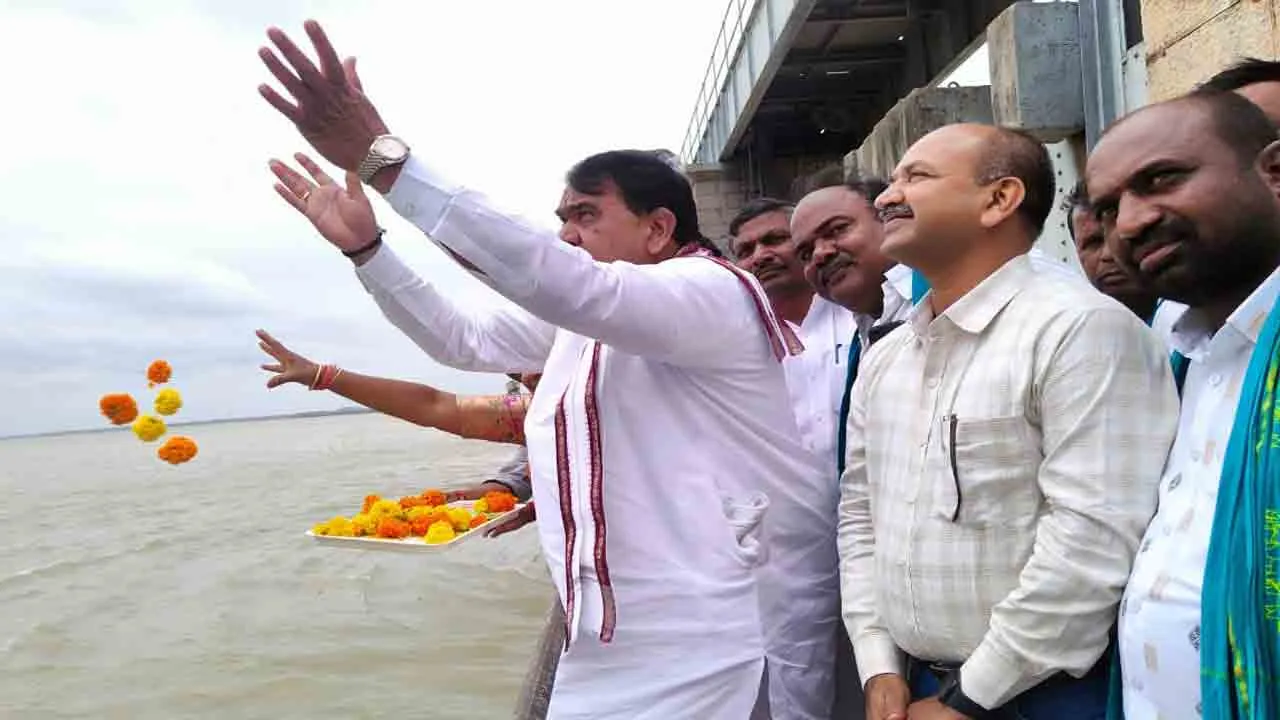 నిజాంసాగర్‌ ప్రాజెక్టు నుంచి నీరు విడుదల చేసిన స్పీకర్‌ పోచారం