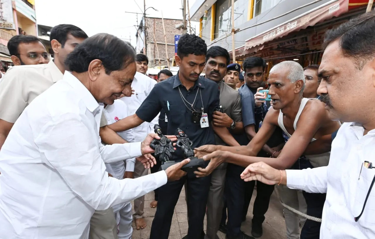 మహారాష్ట్రలో కేసీఆర్‌కు స్పెషల్ గిఫ్ట్..!