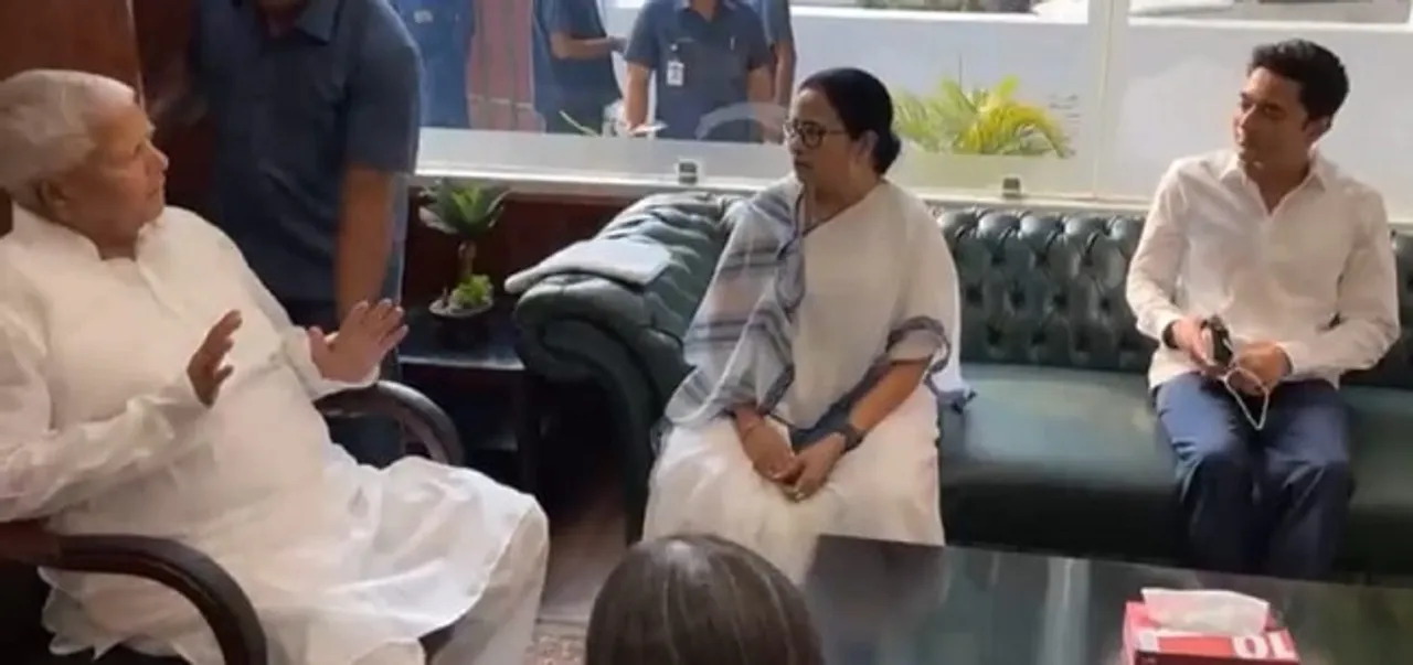 లాలూ కాళ్లు మొక్కిన మమత..రేపు పాట్నాలో విపక్షాల సమావేశంపై చర్చ..!!