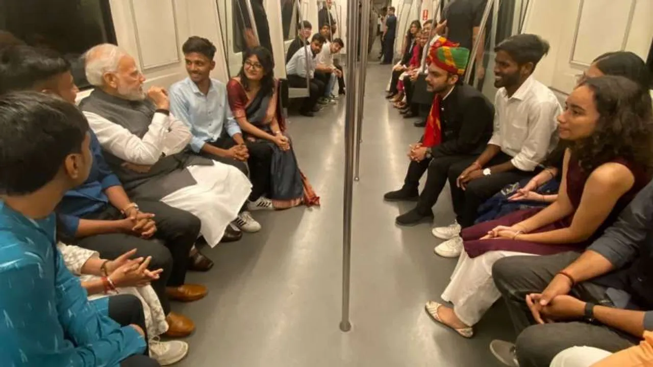 ఢిల్లీ మెట్రోలో ప్రధాని.. ప్రయాణికులతో మాటాముచ్చట