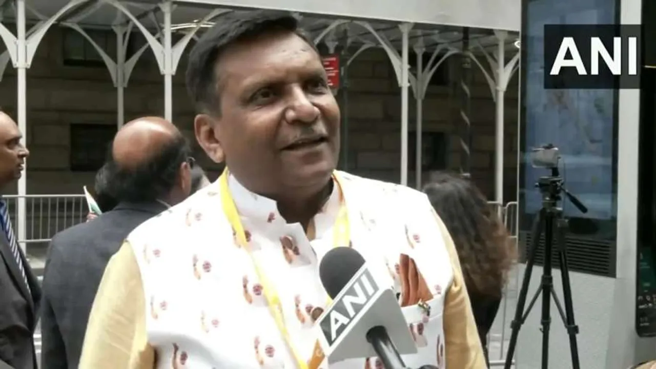 మోడీ అభిమాని అంటే ఆ మాత్రం ఉండాల్సిందే...జాకెట్ నుంచి కారు నెంబర్ ప్లేట్ వరకు..!!