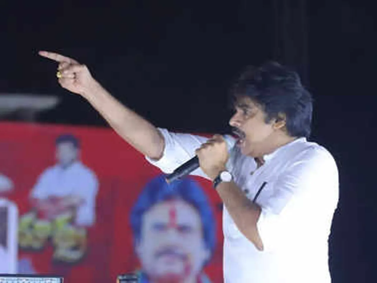 పవన్ కళ్యాణ్‌పై కృష్ణలంక పీఎస్‌లో కేసు నమోదు
