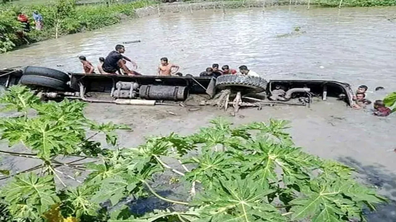 Bangladesh Bus Accident : ఘోర ప్రమాదం...చెరువులో పడ్డ బస్సు.. 17 మంది మృతి, 35 మందికి గాయాలు..!!
