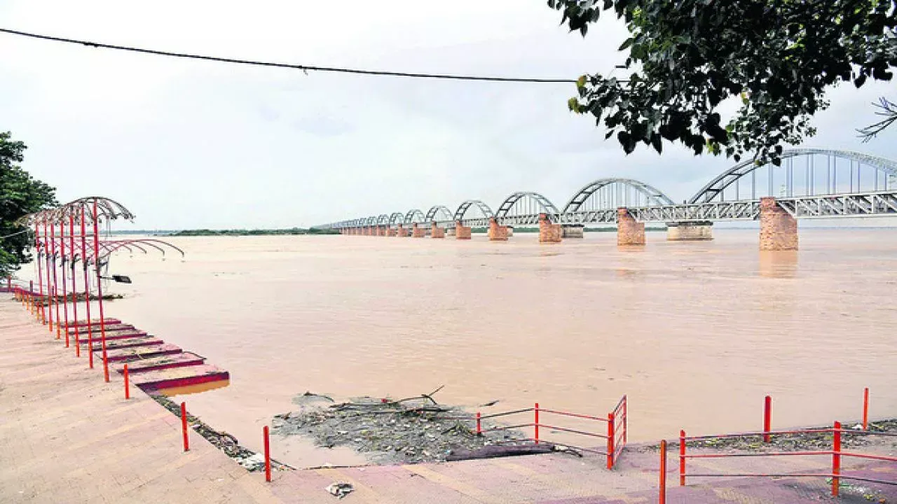 Dhavaleswaram:ధవళేశ్వరం వద్ద నిలకడగా ఉన్న గోదావరి...ముప్పు తప్పినట్లేనా...!!