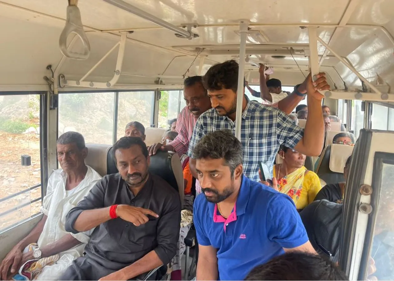 భూనిర్వాసితులతో దుబ్బాక ఎమ్మెల్యే బస్సులో ప్రయాణం