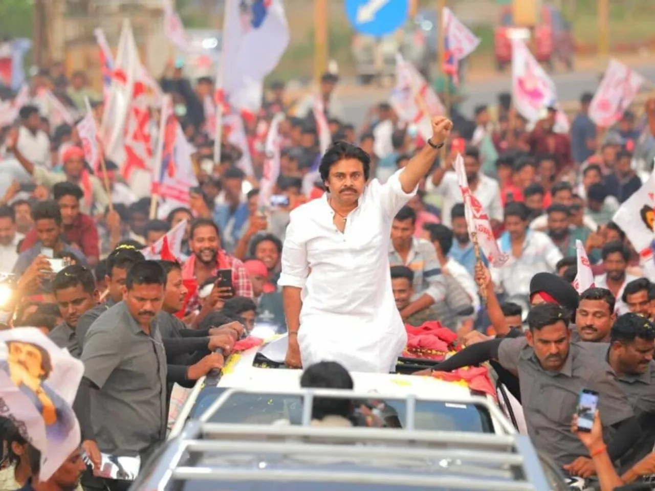 అమ్మాయిల మిస్సింగ్‌ వెనకాల వాలంటీర్లు: పవన్ కళ్యాణ్