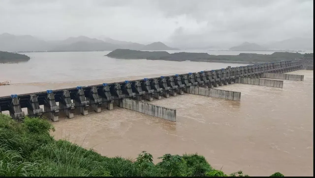 పోలవరం వద్ద పెరుగుతున్న గోదావరి.. వదర నీటిలో పలు గ్రామాలు