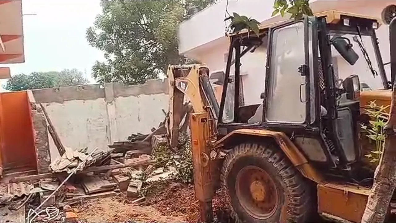 ఆదివాసీపై మూత్రం పోసిన నిందితుడి ఇల్లు.. బుల్డోజర్‎తో  కూల్చేసిన చౌహాన్ సర్కార్..!!