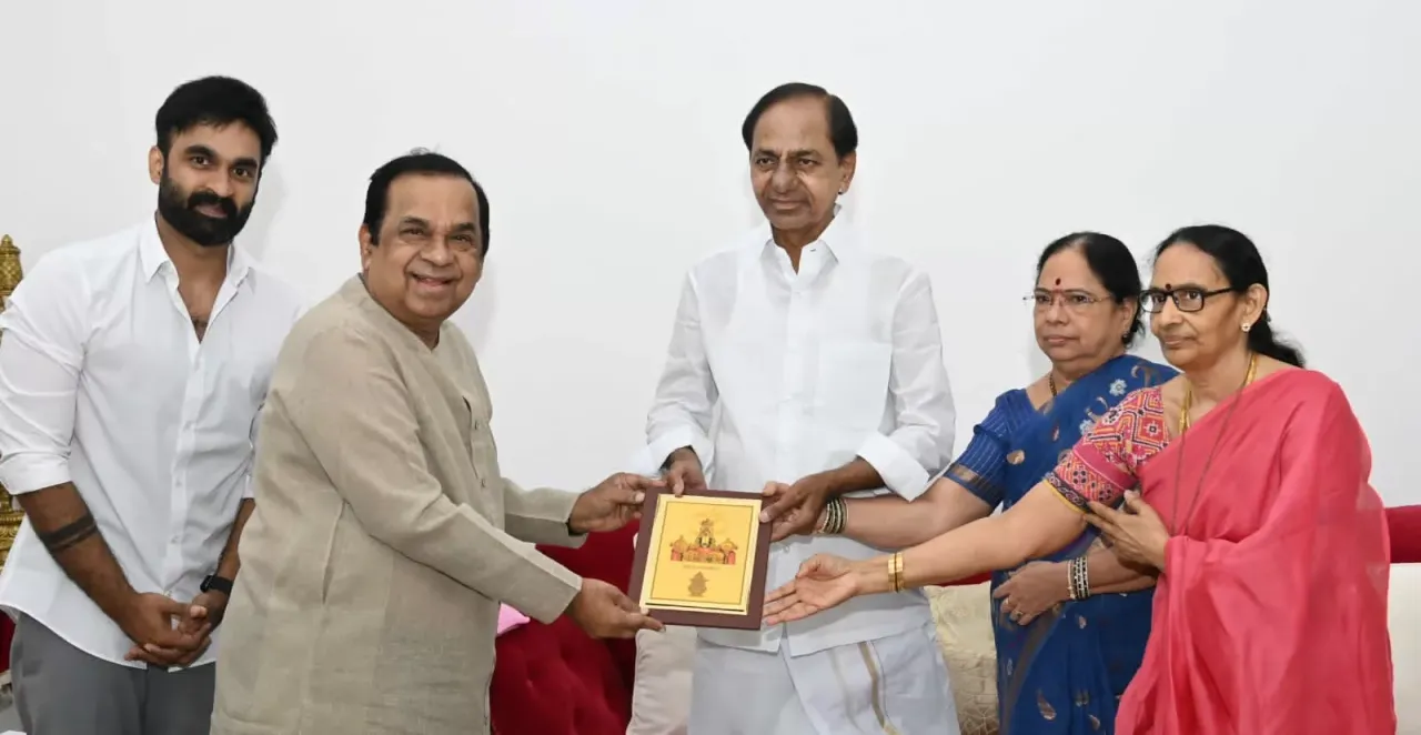 కుటుంబ సమేతంగా సీఎమ్ కేసీఆర్ ను కలిసిన బ్రహ్మానందం...ఎందుకంటే...!?