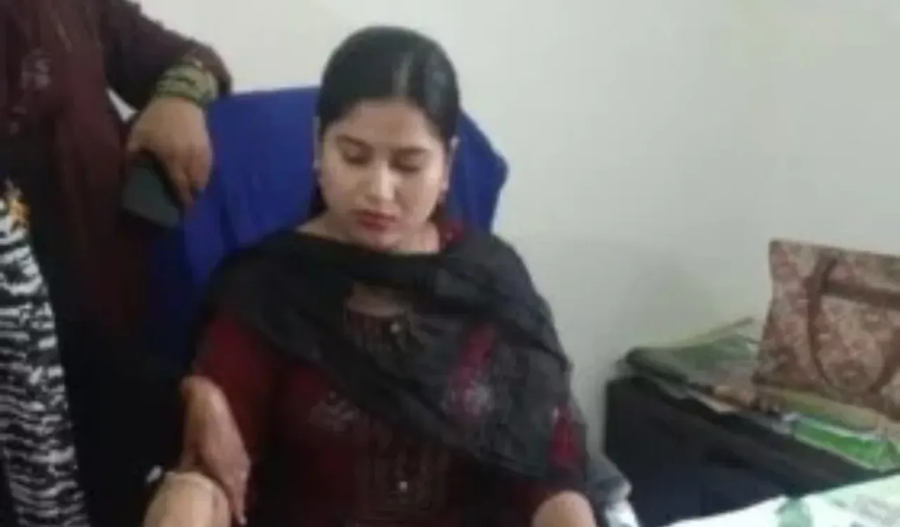తొలిపోస్టింగ్ రోజే మహిళా అధికారి కొంపముంచిన లంచం