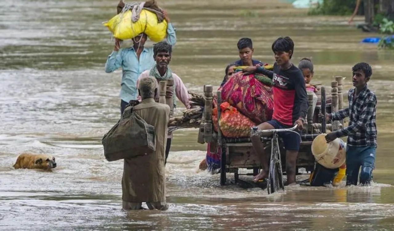 పొంగిపొర్లుతున్న యమునా నది...ప్రమాద హెచ్చరికలు జారీ..!!