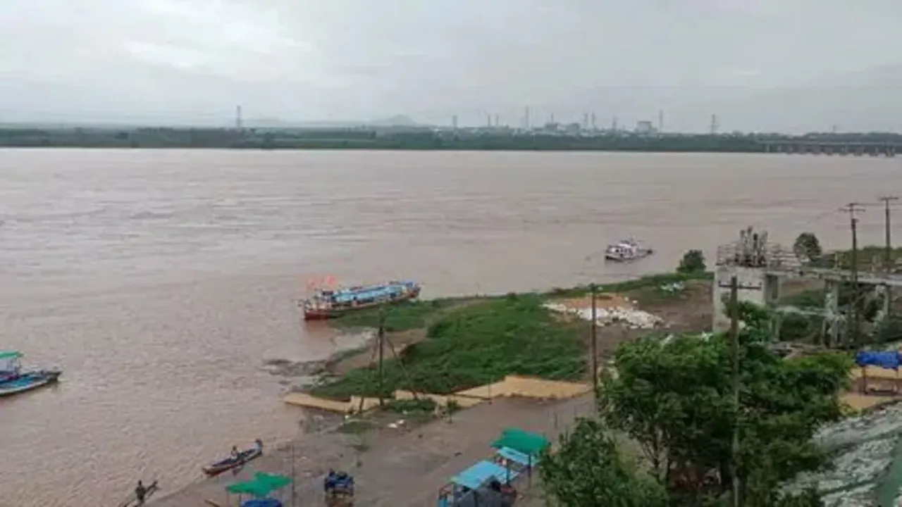 Bhadrachalam: భద్రాచలం వద్ద ఉప్పొంగుతున్న గోదావరి...అలర్ట్‎గా ఉండాలన్న కలెక్టర్...!!