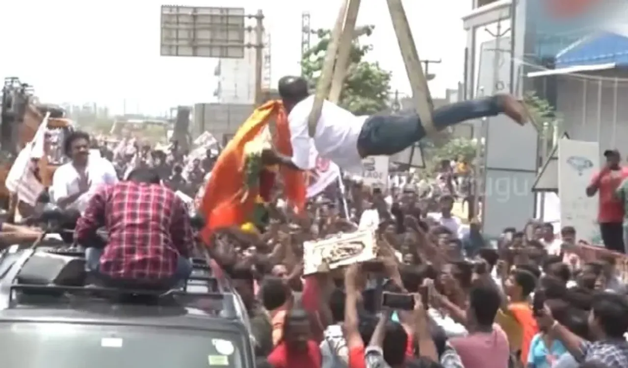ఇదేం అభిమానం రా బాబూ..  పవన్‌కు ఎలా స్వాగతం చెప్పాడంటే..