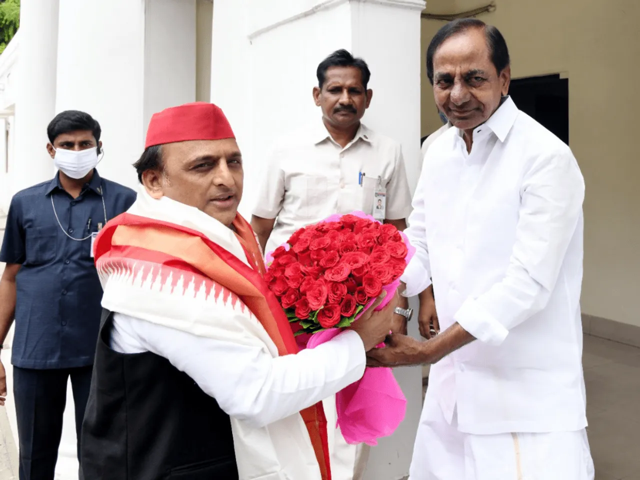 నేడు సీఎం కేసీఆర్‎తో యూపీ మాజీ సీఎం భేటీ..!!
