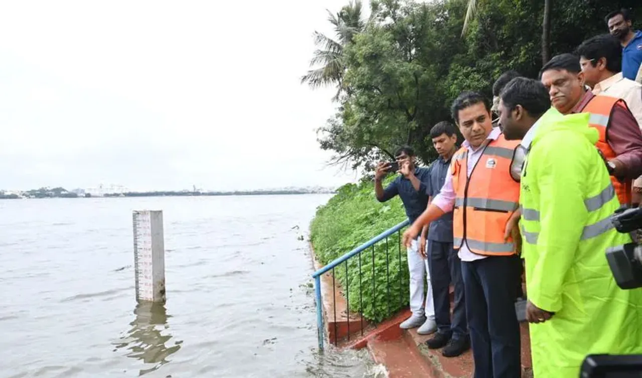 Minster KTR: హుస్సేన్ సాగర్ లో వరద పరిస్థితిని పరిశీలించిన మంత్రి కేటీఆర్