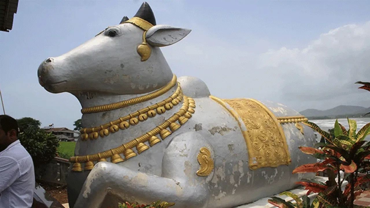 పాలు తాగుతున్న నంది విగ్రహం.. ఆశ్చర్యానికి లోనైన భక్తులు