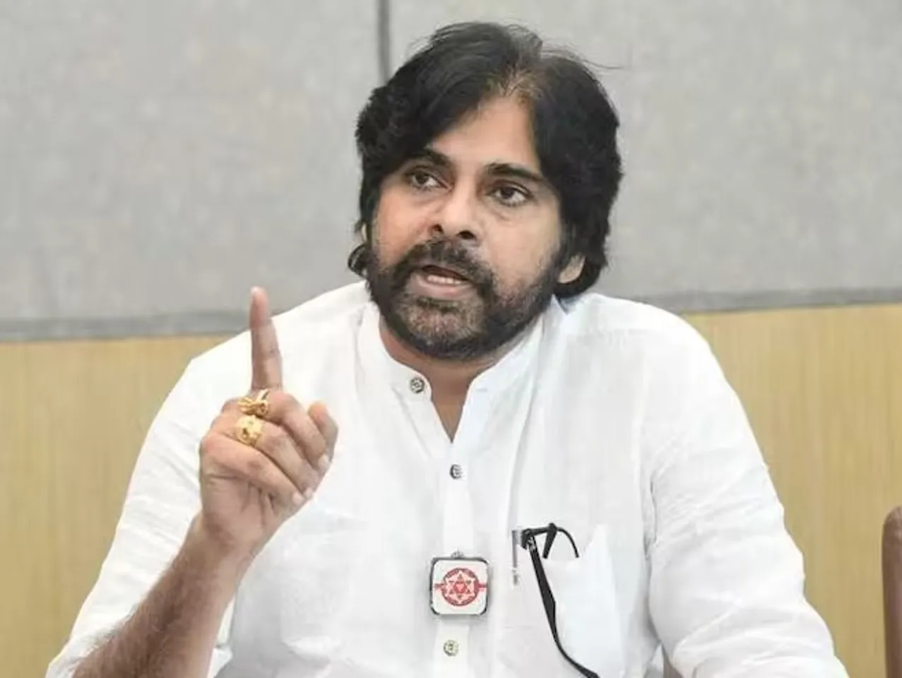 Pawan kalyan: వాలంటీర్లపై మరోసారి పవన్‌ సంచలన వ్యాఖ్యలు..అందరి గురించి కాదంటూనే..!