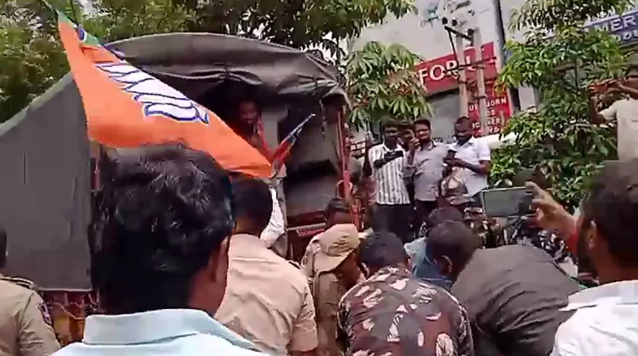 Telangana: కరీంనగర్‌లో ఉద్రిక్తత.. మంత్రి గంగుల ఇంట్లోకి దూసుకెళ్లిన బీజేపీ శ్రేణులు..
