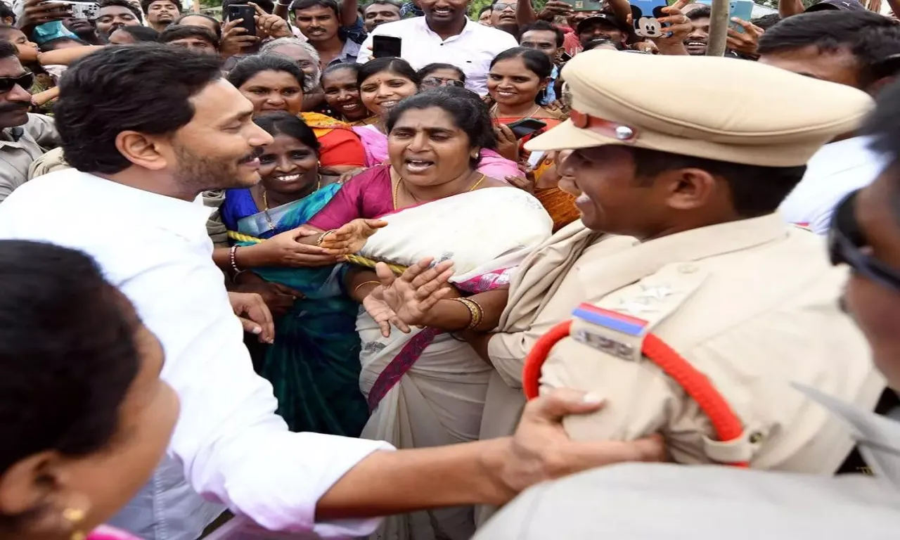 వరదల్లో ఎస్ఐ సాహసోపేత రెస్య్కూ ఆపరేషన్.. మెడల్ కి సిఫార్సు చేసిన ఏపీ సీఎం