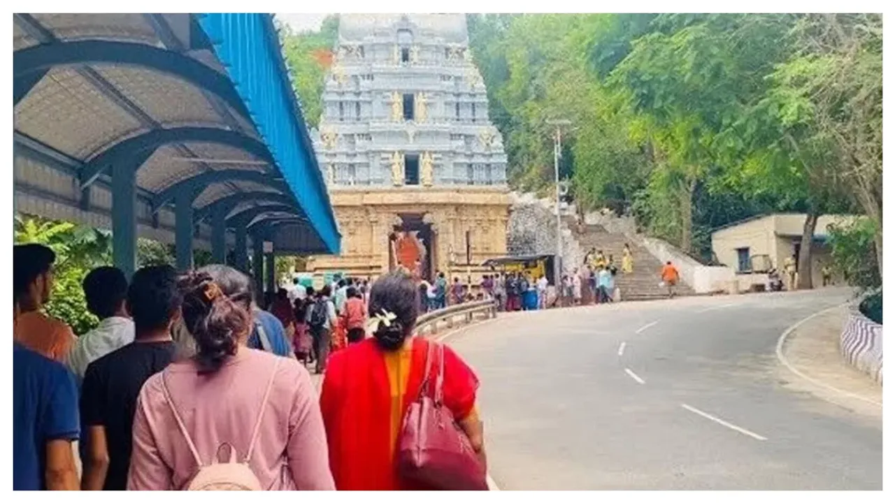 Tirumala: తిరుమలలో మరో చిరుత హల్చల్.. భక్తులు జాగ్రత్తగా ఉండాలన్న అధికారులు