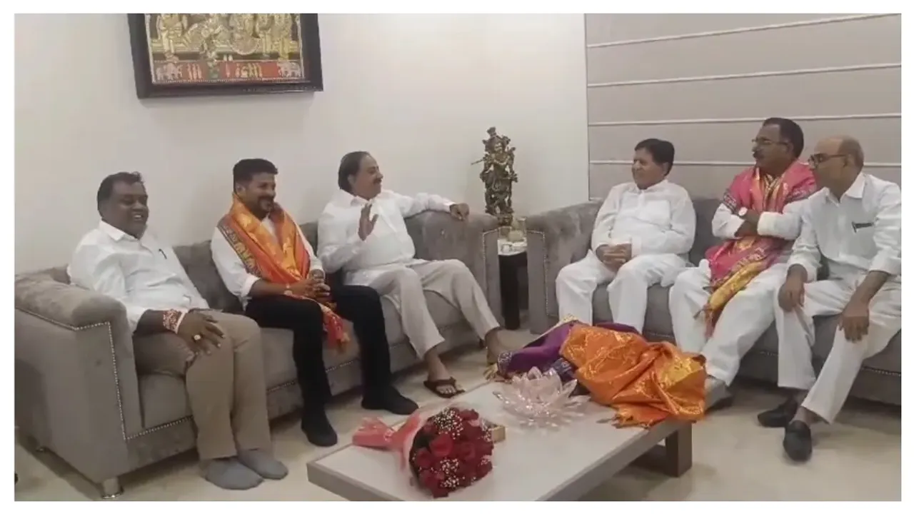 తుమ్మలతో భేటీ అయిన కాంగ్రెస్‌ నేతలు..