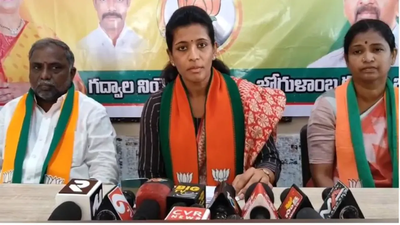 Jogulamba Gadwala: బీఆర్ఎస్ నాయకులపై డీకే స్నిగ్థారెడ్డి ఫైర్