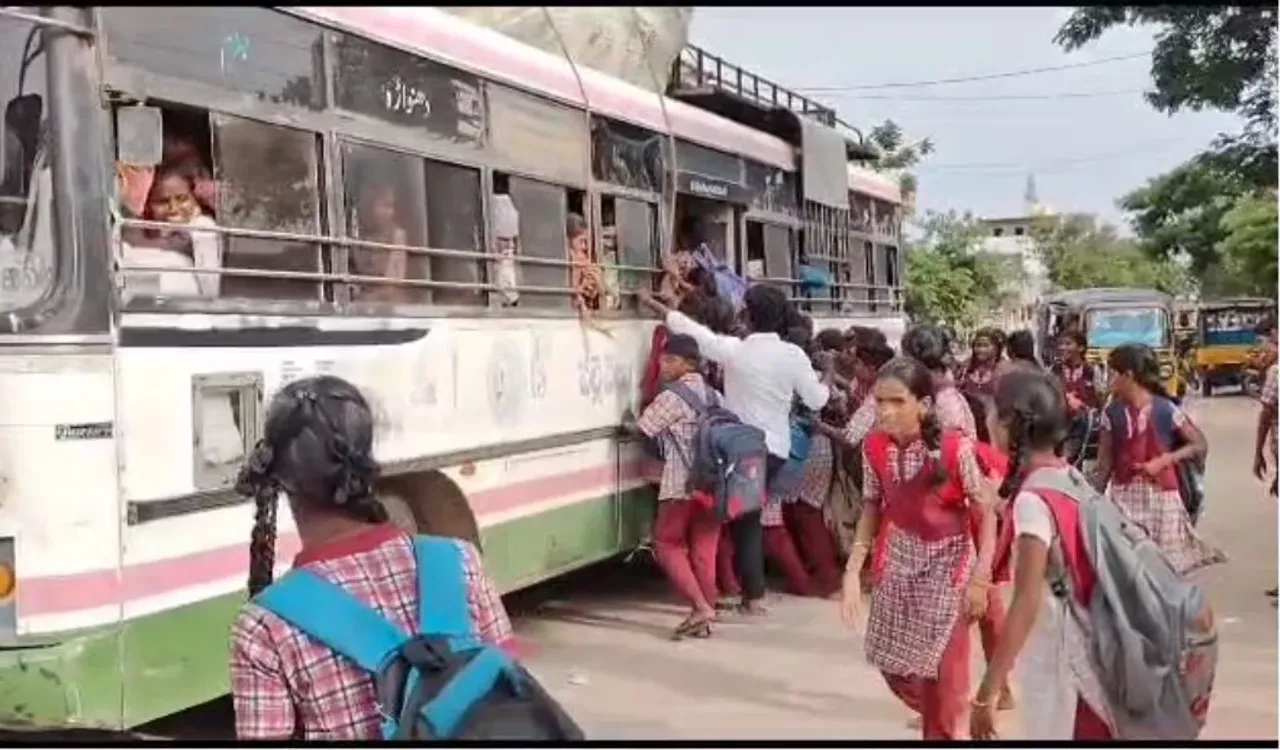 చదువంటే ఇష్టమే.. ప్రయాణమంటే భయమంటున్న విద్యార్థులు