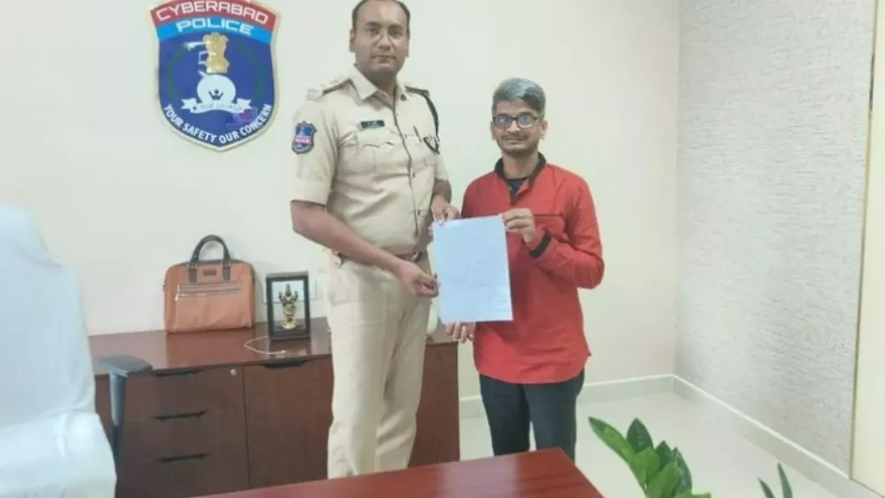 సైబర్‌ క్రైమ్ పోలీసులకు అనంత శ్రీరామ్‌ ఫిర్యాదు